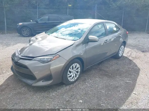5YFBURHE1KP880748 2019 TOYOTA COROLLA - Image 2