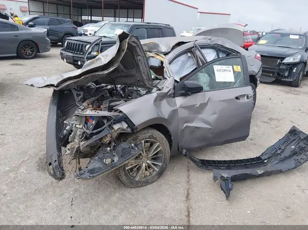5YFBURHE2GP452176 2016 TOYOTA COROLLA - Image 2