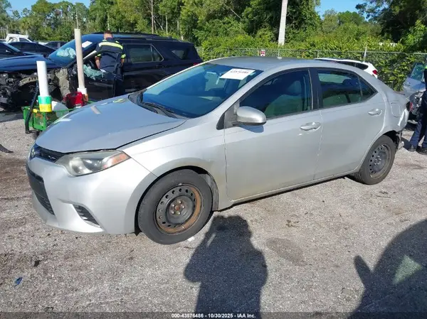 5YFBURHE2GP477658 2016 TOYOTA COROLLA - Image 2