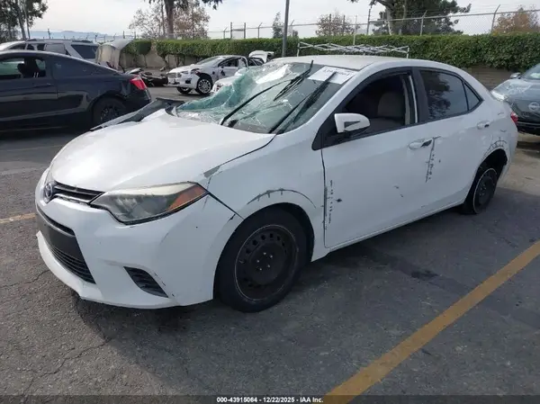 5YFBURHE2GP524476 2016 TOYOTA COROLLA - Image 2