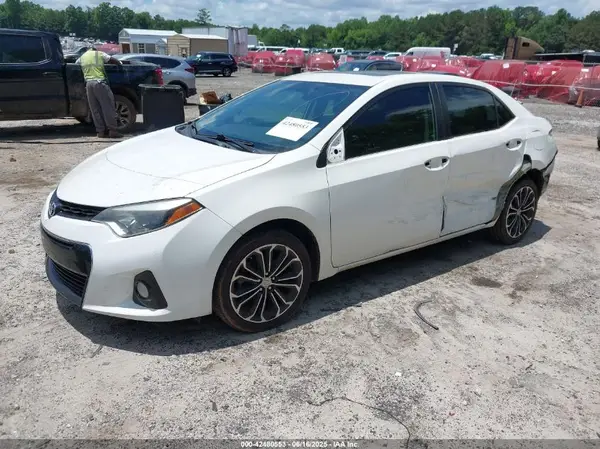 5YFBURHE2GP555193 2016 TOYOTA COROLLA - Image 2