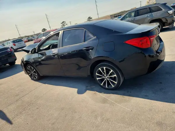 5YFBURHE2HP578233 2017 TOYOTA COROLLA - Image 2