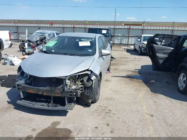 5YFBURHE2HP579804 2017 TOYOTA COROLLA - Image 2