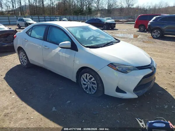 5YFBURHE2HP588082 2017 TOYOTA COROLLA - Image 1