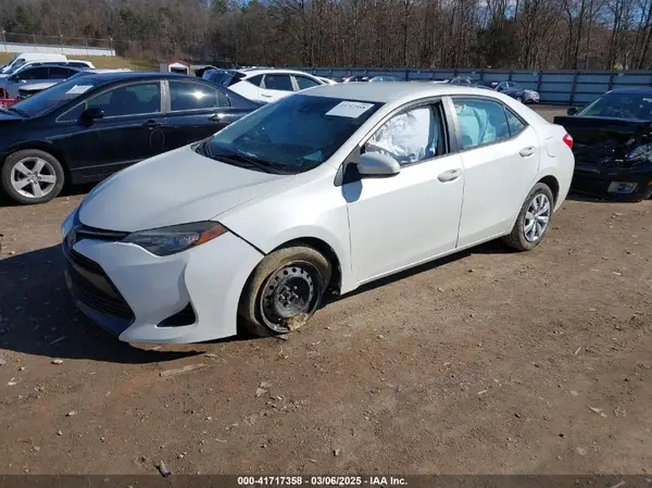 5YFBURHE2HP588082 2017 TOYOTA COROLLA - Image 2