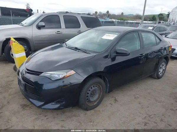 5YFBURHE2HP598255 2017 TOYOTA COROLLA - Image 2
