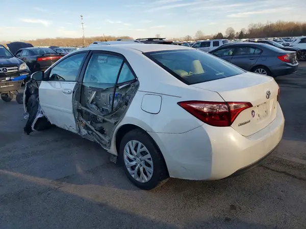 5YFBURHE2HP606497 2017 TOYOTA COROLLA - Image 2