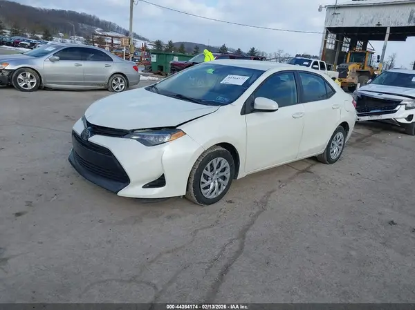5YFBURHE2HP610839 2017 TOYOTA COROLLA - Image 2