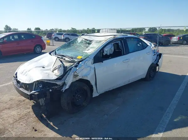 5YFBURHE2HP625647 2017 TOYOTA COROLLA - Image 2