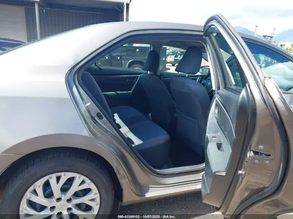5YFBURHE2HP625938 2017 TOYOTA COROLLA - Image 8
