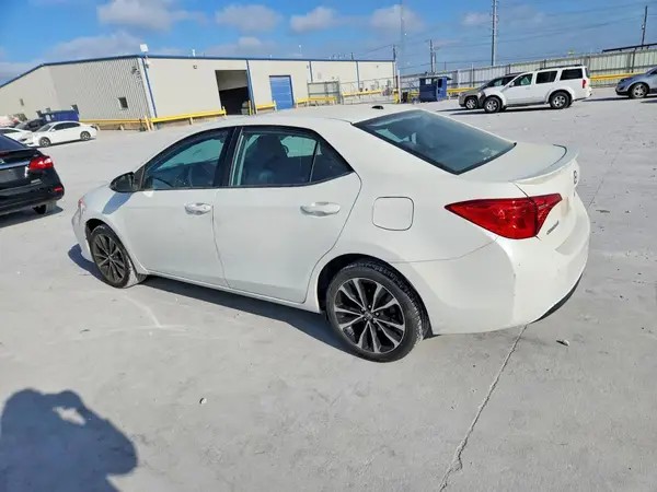 5YFBURHE2HP642996 2017 TOYOTA COROLLA - Image 2