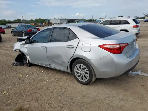 5YFBURHE2HP673813 2017 TOYOTA COROLLA - Image 2