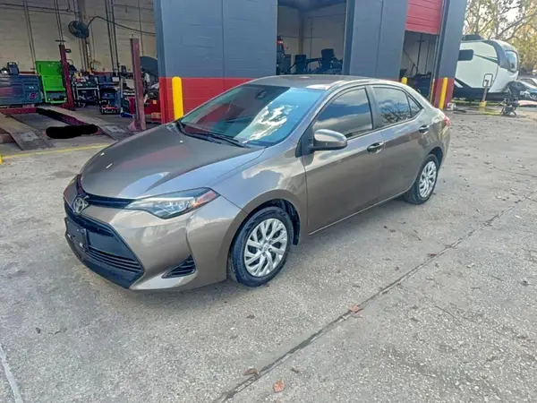 5YFBURHE2HP676808 2017 TOYOTA COROLLA - Image 2