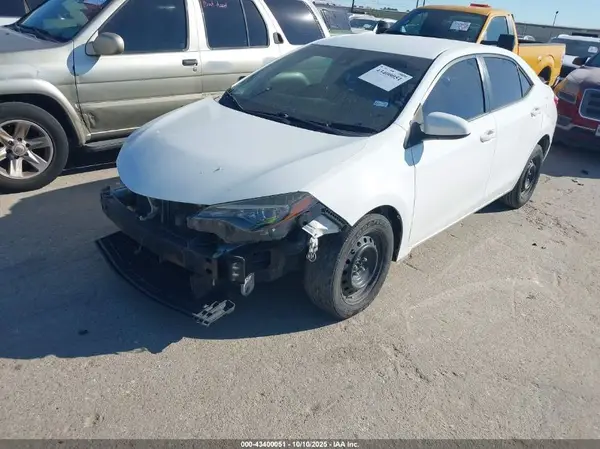 5YFBURHE2HP678073 2017 TOYOTA COROLLA - Image 2