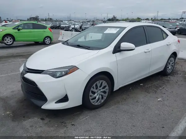 5YFBURHE2HP699568 2017 TOYOTA COROLLA - Image 2