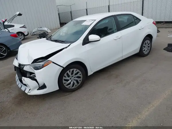 5YFBURHE2HP703702 2017 TOYOTA COROLLA - Image 2