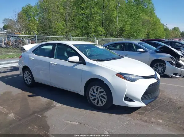 5YFBURHE2JP740285 2018 TOYOTA COROLLA - Image 1