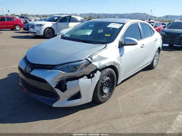 5YFBURHE2JP747950 2018 TOYOTA COROLLA - Image 2