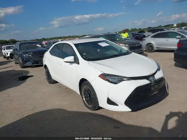 5YFBURHE2JP748807 2018 TOYOTA COROLLA - Image 1