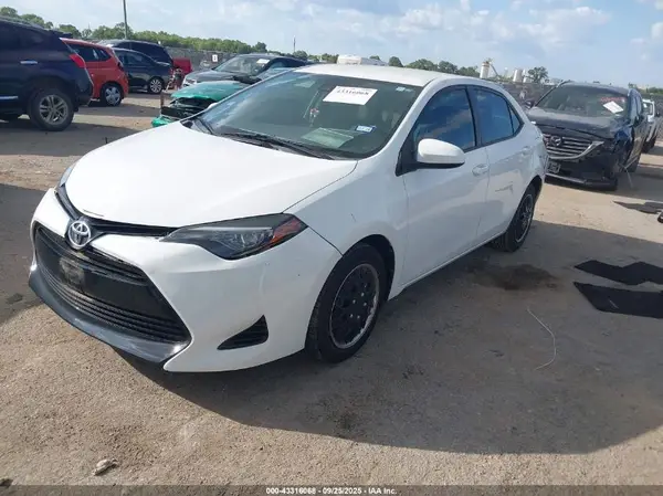 5YFBURHE2JP748807 2018 TOYOTA COROLLA - Image 2