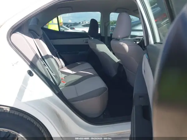 5YFBURHE2JP748807 2018 TOYOTA COROLLA - Image 8