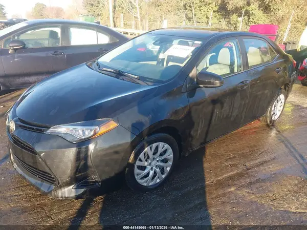 5YFBURHE2JP749441 2018 TOYOTA COROLLA - Image 2