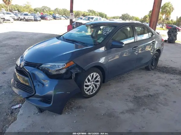 5YFBURHE2JP752825 2018 TOYOTA COROLLA - Image 2