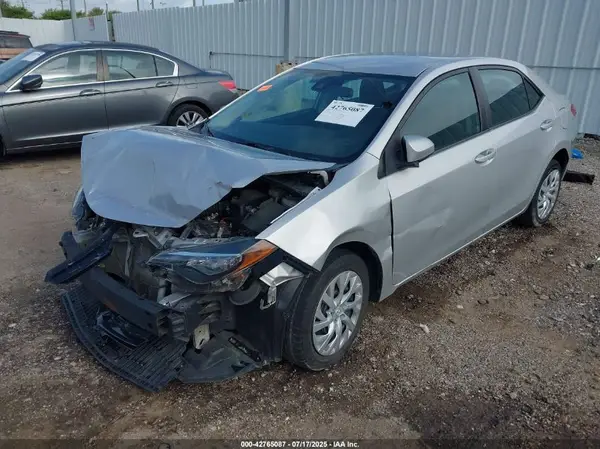 5YFBURHE2JP755014 2018 TOYOTA COROLLA - Image 2
