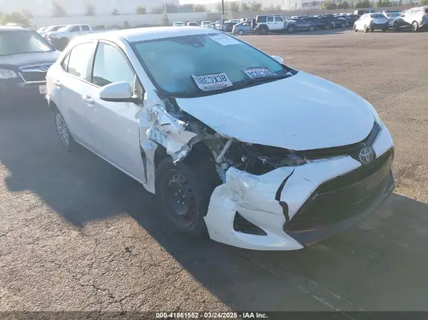 5YFBURHE2JP755823 2018 TOYOTA COROLLA - Image 1
