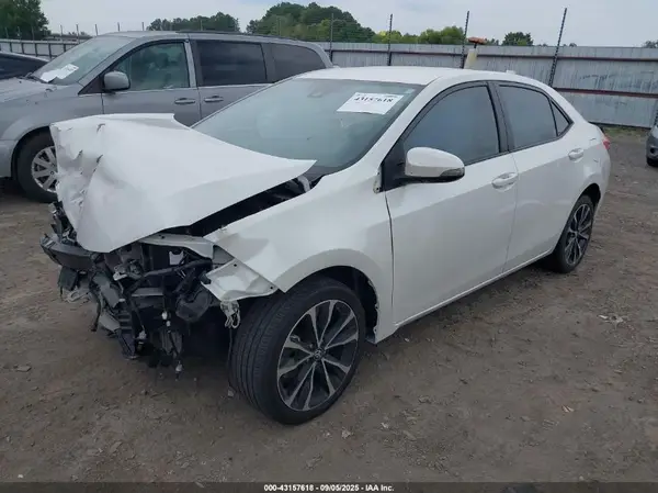 5YFBURHE2JP759564 2018 TOYOTA COROLLA - Image 2
