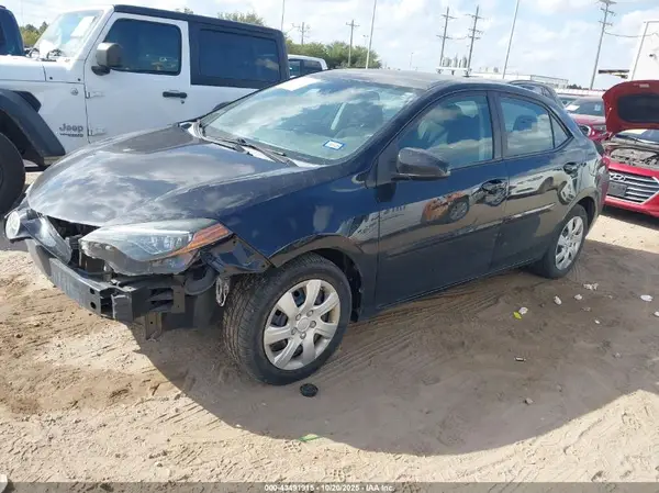 5YFBURHE2JP763484 2018 TOYOTA COROLLA - Image 2
