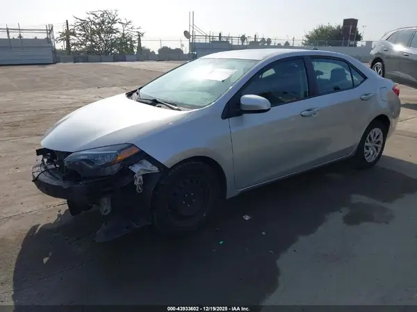 5YFBURHE2JP763503 2018 TOYOTA COROLLA - Image 2