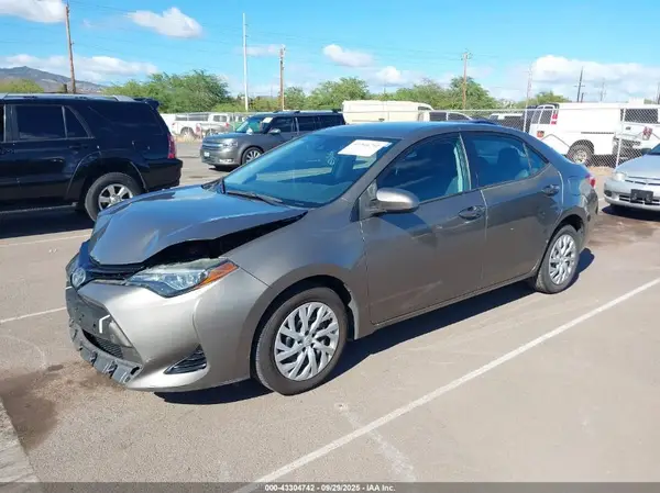 5YFBURHE2JP764120 2018 TOYOTA COROLLA - Image 2