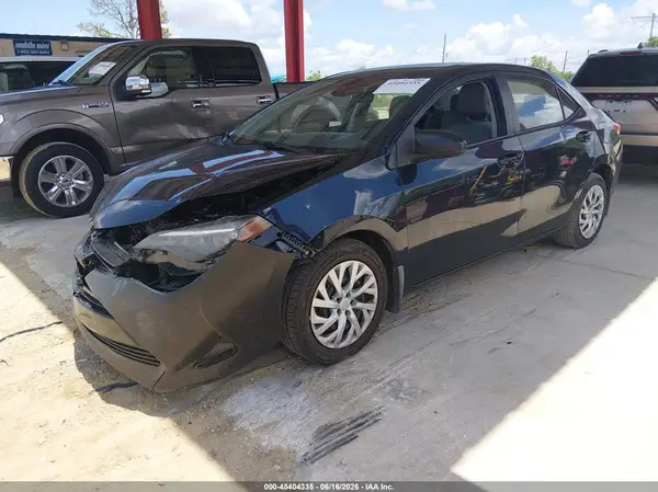5YFBURHE2JP766711 2018 TOYOTA COROLLA - Image 2