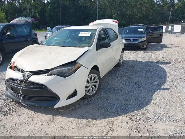 5YFBURHE2JP768572 2018 TOYOTA COROLLA - Image 2