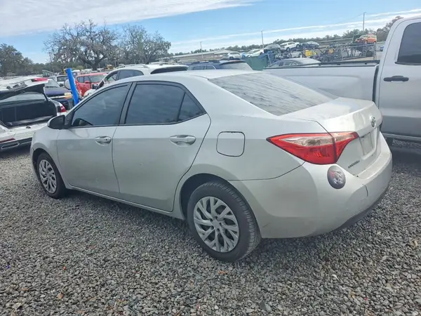 5YFBURHE2JP770175 2018 TOYOTA COROLLA - Image 2