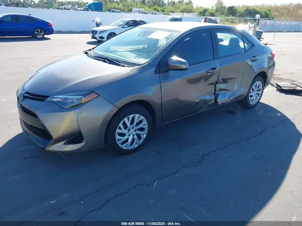 5YFBURHE2JP775327 2018 TOYOTA COROLLA - Image 2