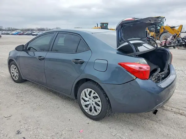 5YFBURHE2JP776557 2018 TOYOTA COROLLA - Image 2