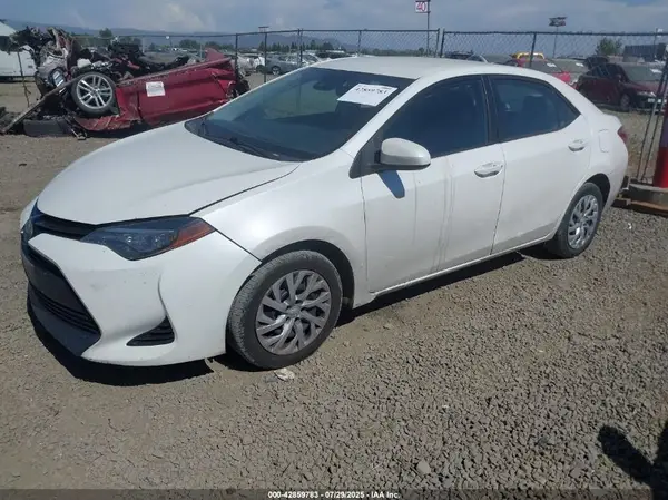 5YFBURHE2JP777997 2018 TOYOTA COROLLA - Image 2