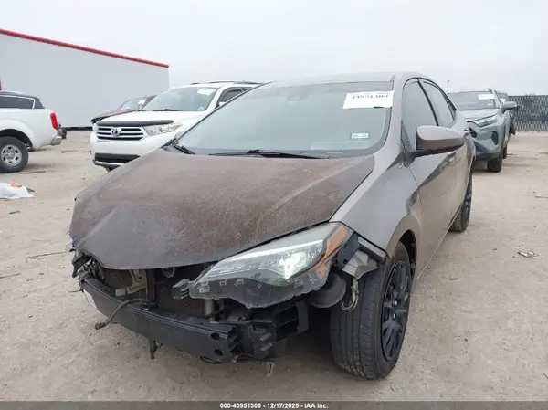 5YFBURHE2JP778101 2018 TOYOTA COROLLA - Image 2