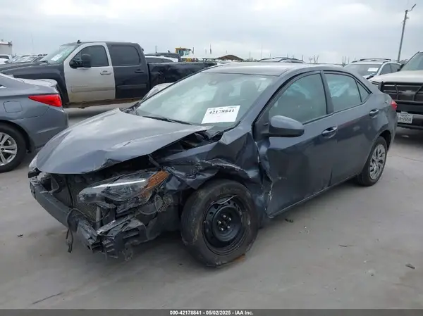 5YFBURHE2JP780401 2018 TOYOTA COROLLA - Image 2
