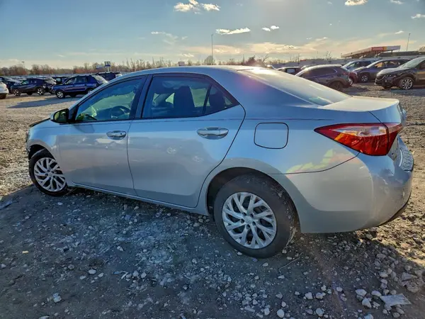 5YFBURHE2JP784383 2018 TOYOTA COROLLA - Image 2