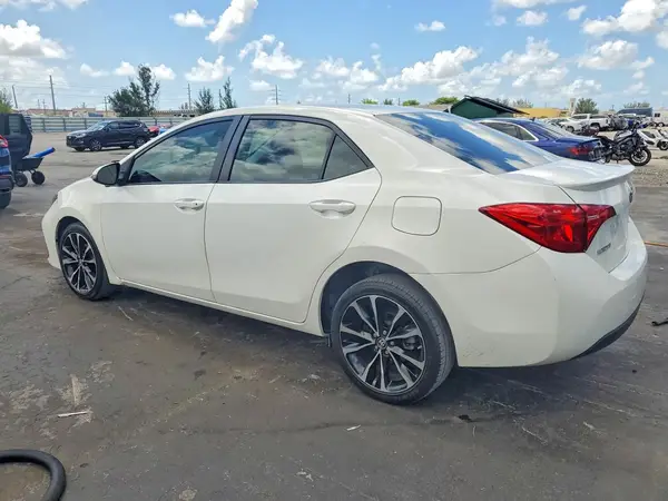 5YFBURHE2JP785775 2018 TOYOTA COROLLA - Image 2