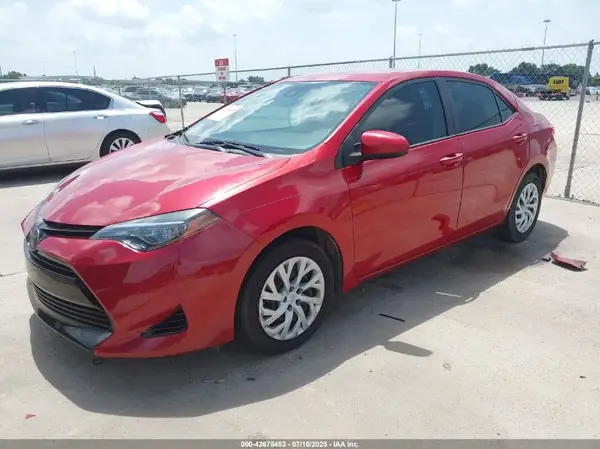 5YFBURHE2JP785954 2018 TOYOTA COROLLA - Image 2
