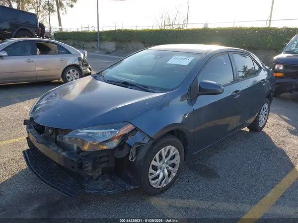 5YFBURHE2JP787431 2018 TOYOTA COROLLA - Image 2