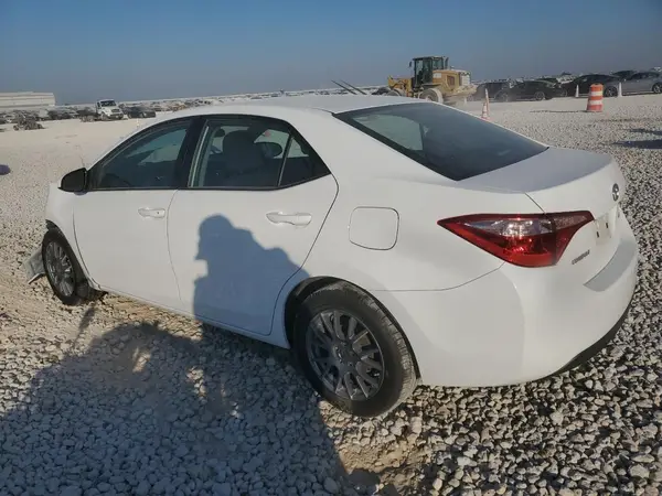 5YFBURHE2JP788174 2018 TOYOTA COROLLA - Image 2