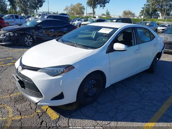 5YFBURHE2JP788708 2018 TOYOTA COROLLA - Image 2