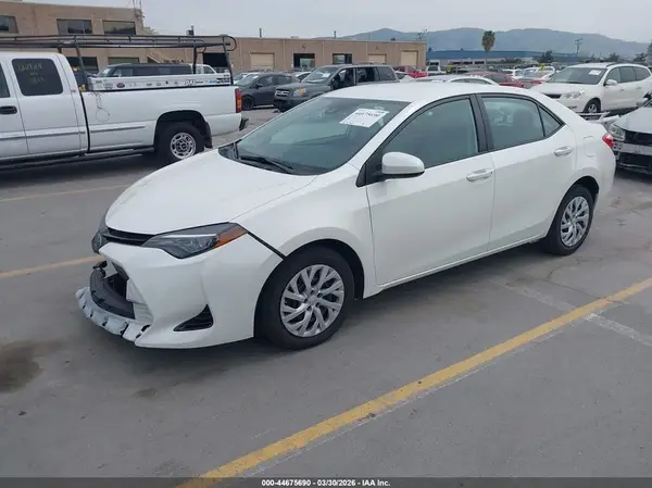 5YFBURHE2JP790927 2018 TOYOTA COROLLA - Image 2