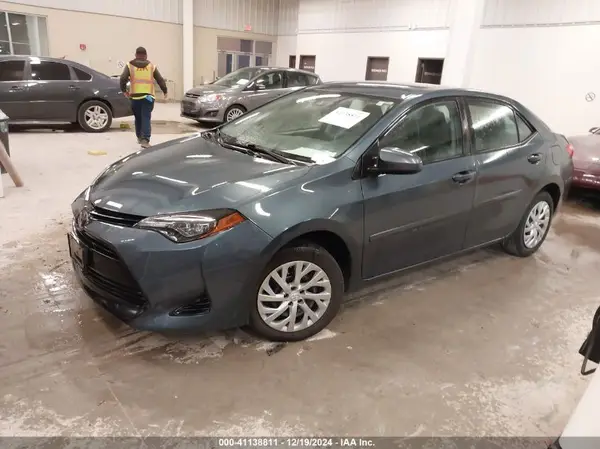 5YFBURHE2JP793455 2018 TOYOTA COROLLA - Image 2
