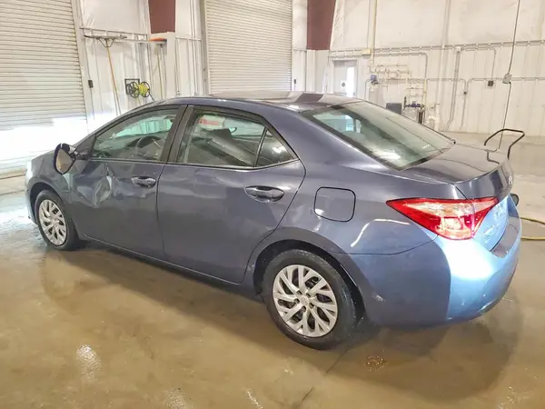 5YFBURHE2JP794220 2018 TOYOTA COROLLA - Image 2